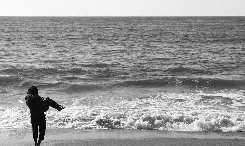 Когато домът се превърне в капан: Моята нощна бягство с децата и горчивата истина за доверието