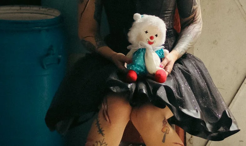 Когато любовта се чупи между поколенията: Историята на Ана, нейния син и снаха ѝ