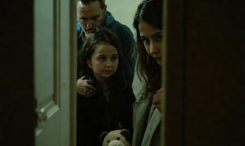 Когато непознати почукат на вратата ти: История за страх, доверие и граници в един панелен блок