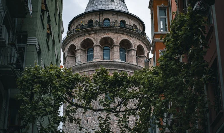 Сянката на сметките – Историята на едно българско семейство между парите и любовта