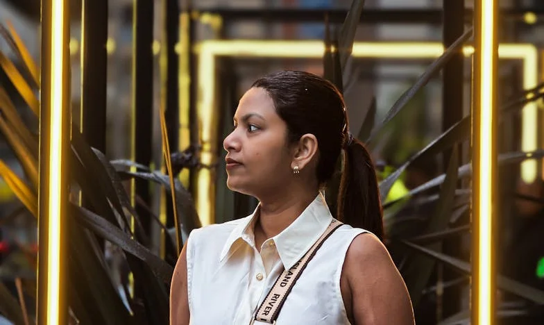 Когато свекървата ти донесе кофа презрели краставици: Лято в сянката на семейните сравнения