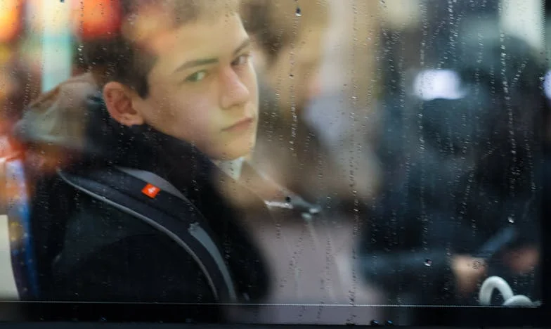 Сянката под покрива – когато домът се превърне в бойно поле