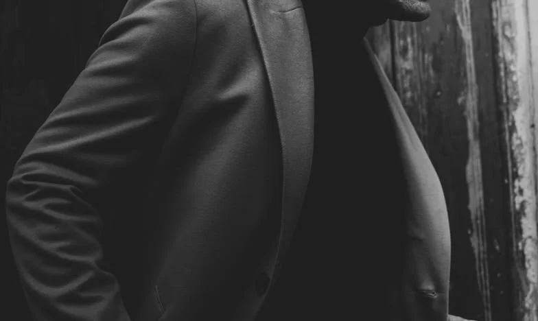 Жената на мокрия тротоар: Среща с миналото, която променя всичко