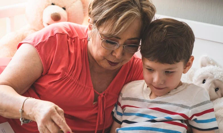 На кого принадлежа: История за майка, син и стените на един панелен апартамент