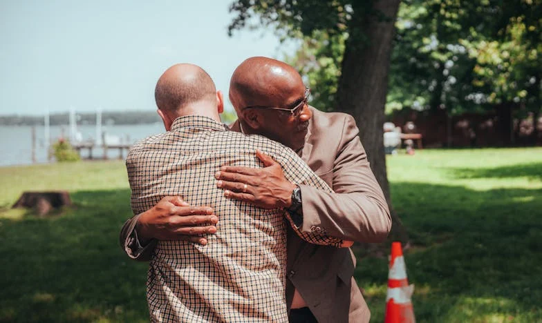 Двадесет години мълчание – Историята на две съседки