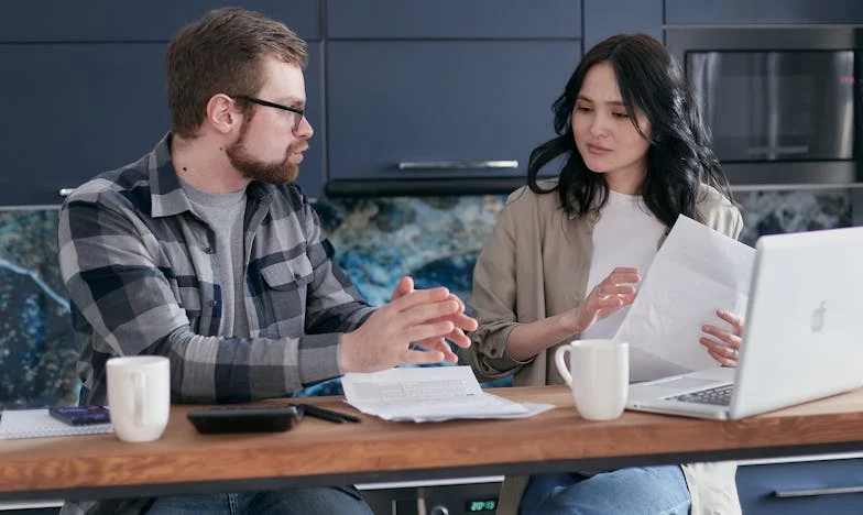 Между двете огледала: Историята на една сестринска жертва