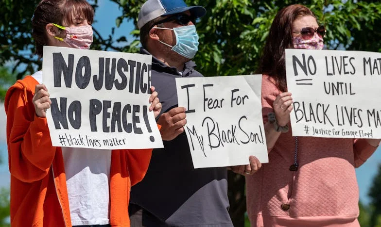 Сянка под покрива – история за това как семейството може да разбие и излекува сърцето