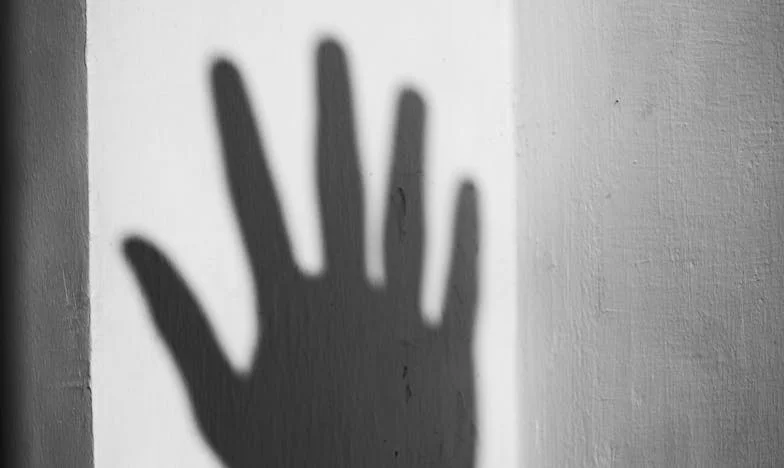 Не вярвах, че ще трябва да инсценирам собствената си смърт, за да оцелея – Моята история на домашно насилие в българско семейство