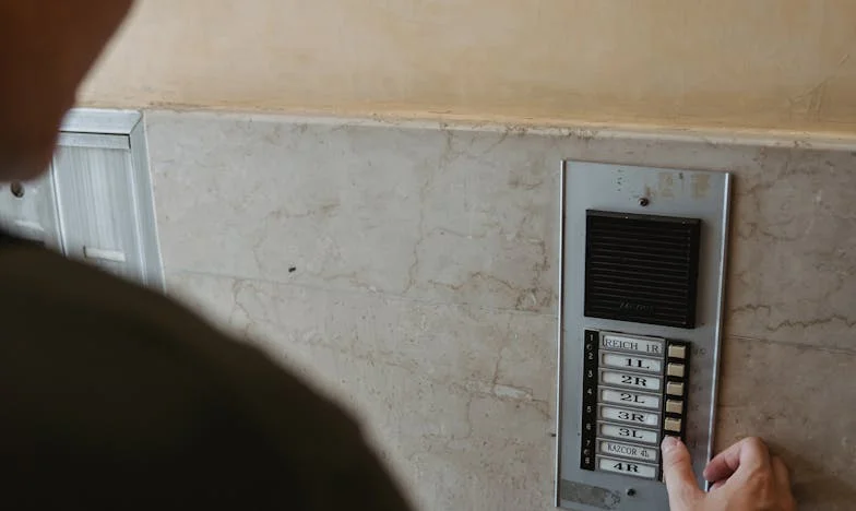 След смъртта на брат ми всичко остана на жена му. А аз останах с кутия стари снимки и усещането, че не съществувам.