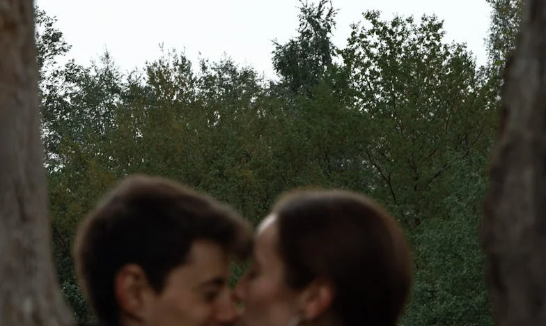 На 55-ия си рожден ден мъжът ми ме напусна – и аз просто гледах как върви ръка за ръка с друга жена