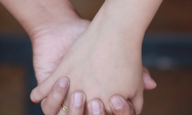 Открих по-топла прегръдка – история за изневяра, семейство и търсене на себе си