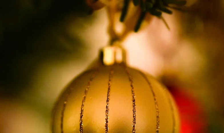 Разкъсана между две семейства: Майчината дилема и съжалението на един син