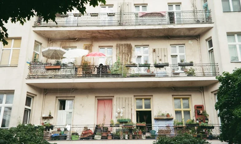 В сянката на обещанията: Цената на моята свобода