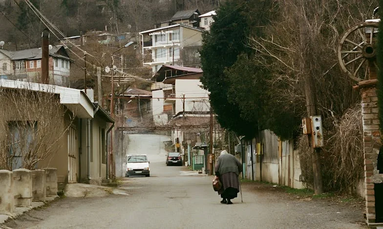 Сама на двора: Историята на една българска майка през очите на селото