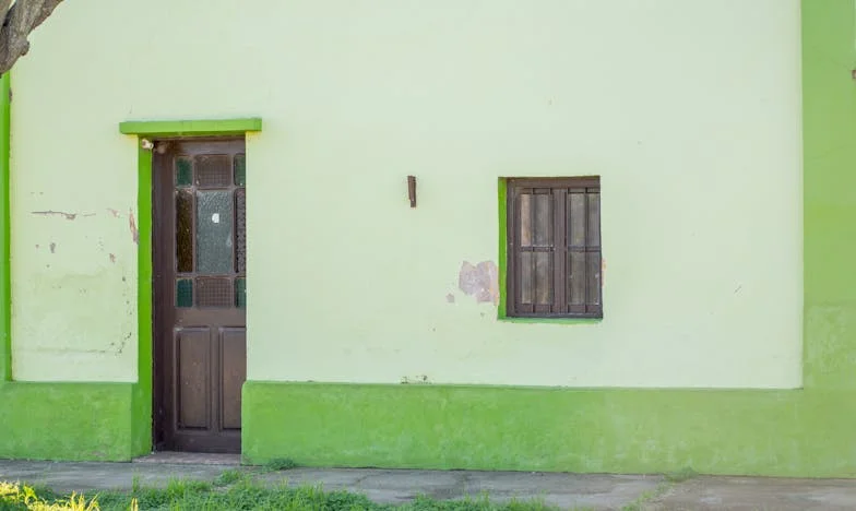 Ispod Pragova: Priča o Nevidljivim Preprekama