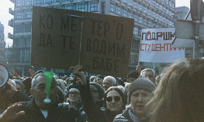 „Šuti, Lejla, sad odrasli pričaju!” – Priča jedne bosanske porodice u sjeni tišine