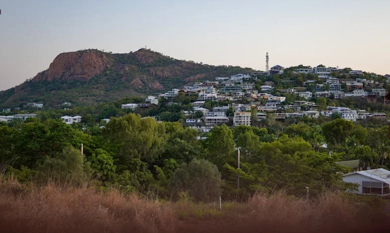 Kuća koja je trebala biti naša: Istina o obitelji, novcu i izdaji