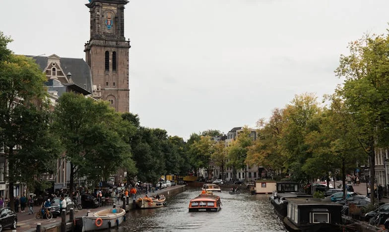 Zidovi među nama: Priča o Dini, meni i onome što nismo smjeli biti