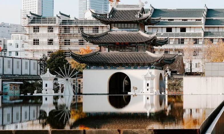 Kako si mogao dovesti tu djevojku kući? Nema ni fakultet, samo je konobarica