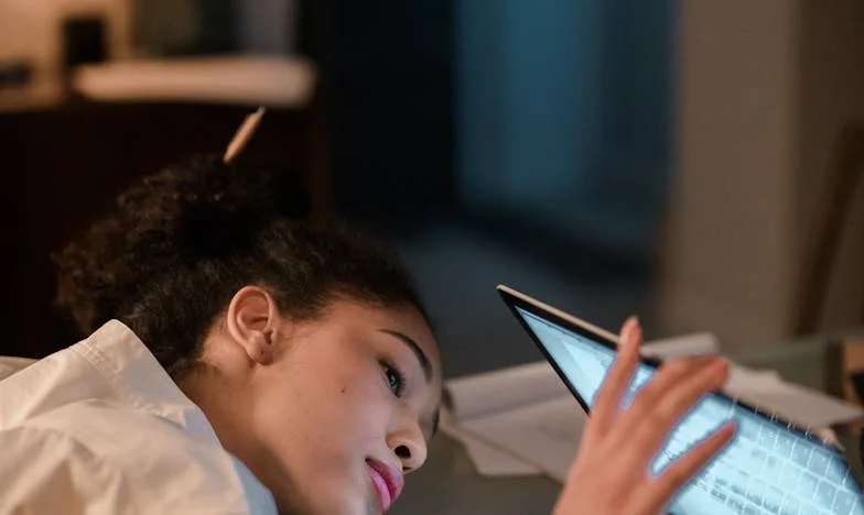 Ispod istog krova: Priča o izdaji i šutnji