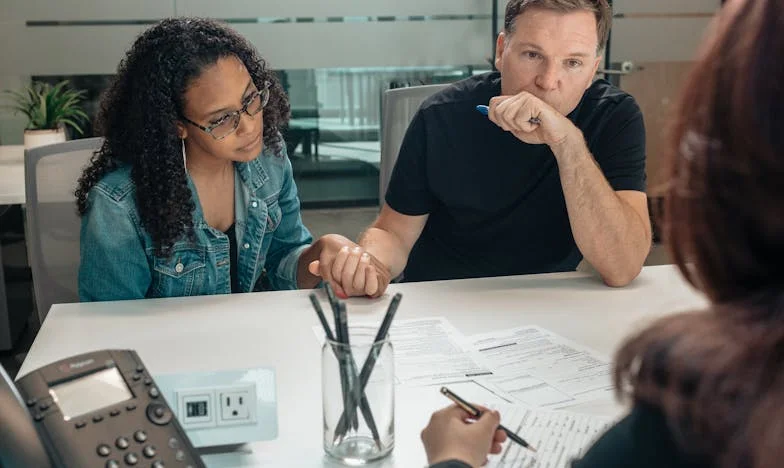 Na raskrižju: Priča o Luciji, Martinu i izborima koji bole