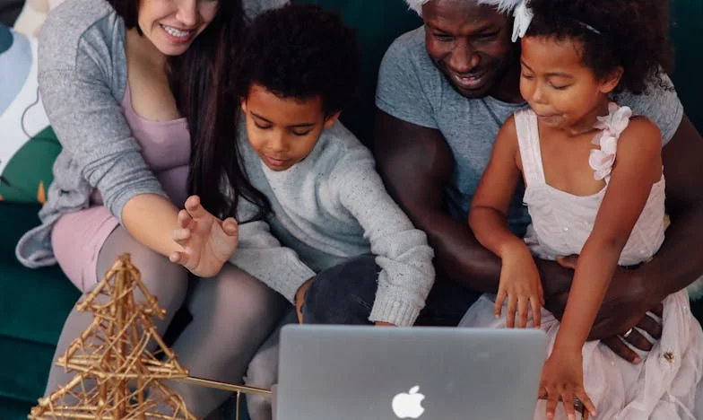 Kad istina zaboli: Prijateljstvo, izdaja i tajna djeteta