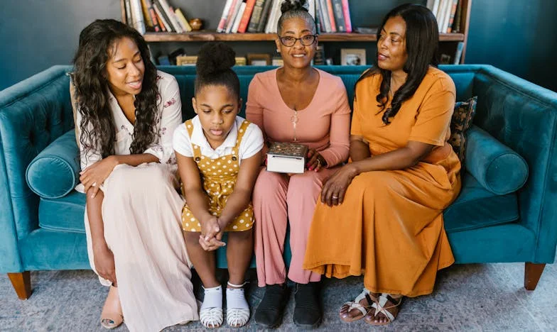 Kad mama kaže: "Dolaze gosti!" – Priča o povratku i suočavanju s prošlošću