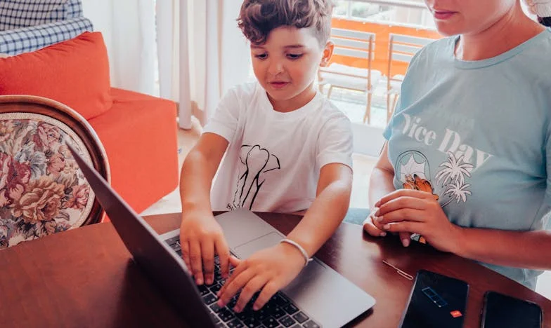 Kad te obitelj pritisne: Moja borba za vlastiti život između očekivanja, novca i slobode