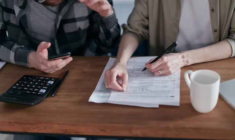 Ostavljena s Dugovima: Priča o Povjerenju i Izdaji