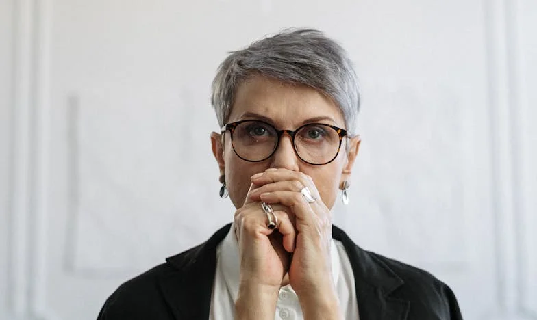 „Zar ne vidiš da tonemo u dugovima?” – Teret majke koju starost ne štedi