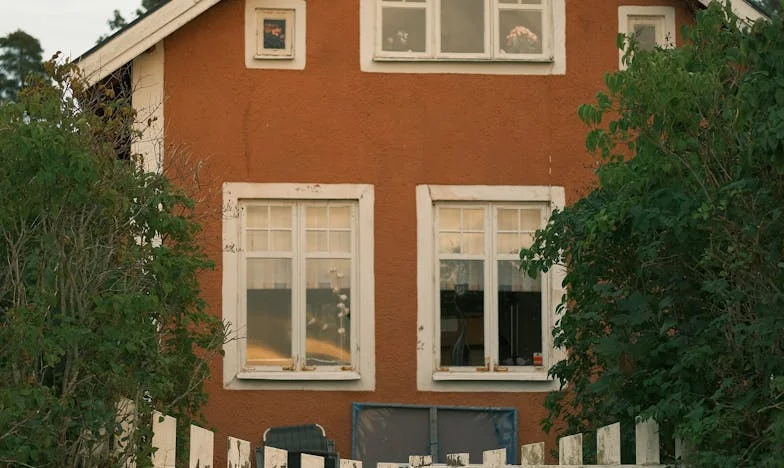 Kad je moja svekrva otkrila moju plaću, cijela njena porodica uselila se kod nas – ali nisam im ostala dužna