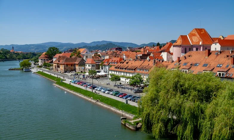 Sramotiš nas pred susjedima – Priča o ljubavi poslije šezdesete i obiteljskim ranama