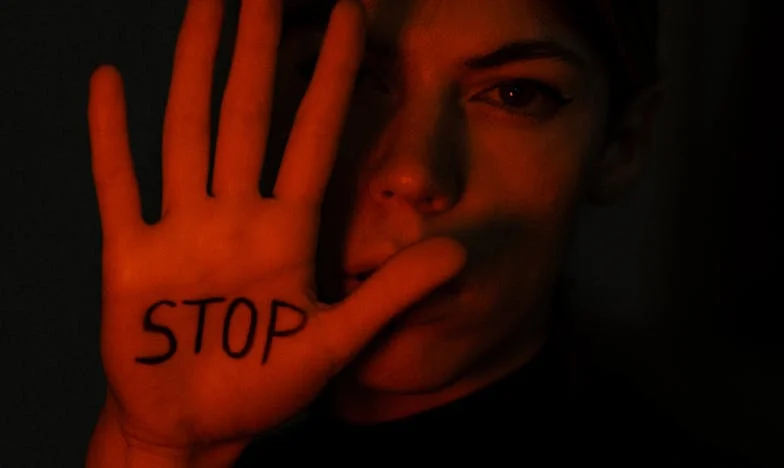 U sjeni obećanja: Put do slobode jedne žene