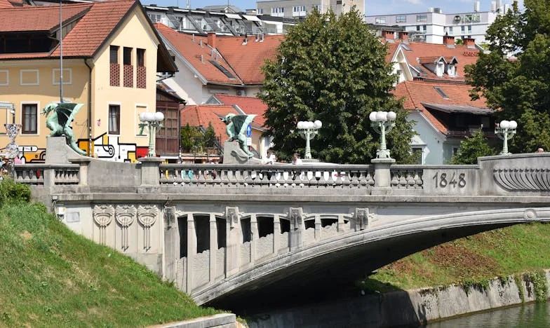 Između četiri zida tišine: Dom koji nisam smio nazvati svojim