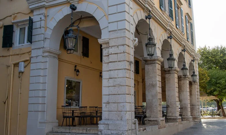 Mezi modlitbou a mlčením: Můj boj s tchyní v jednom paneláku