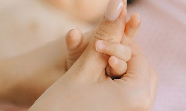 Moje dcera, její vlasy a my na hraně: Může se dítě obětovat pro ideu?