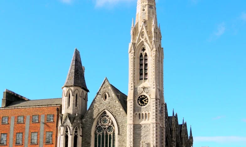 Praskliny v Štěstí: Můj Boj mezi Láskou a Odchodem