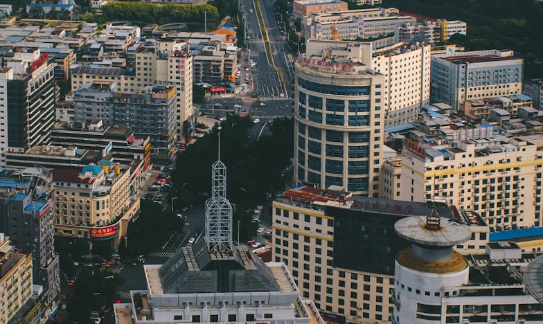 Stín minulosti: Příběh z opuštěného domu na konci vesnice