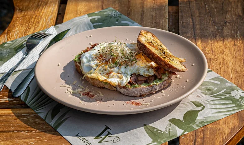 Vůně cizích parfémů: Příběh o zradě a hledání sebe sama