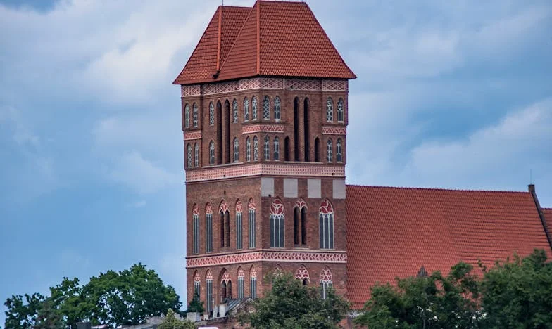 Mój ojciec kazał mi płacić czynsz za własny pokój – teraz oczekuje, że go utrzymam. Czy rodzina naprawdę wszystko wybacza?