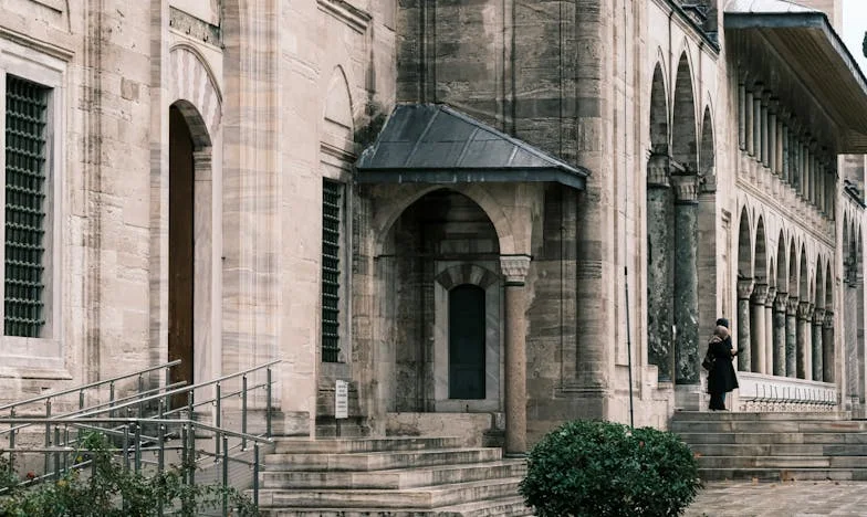 Kiedy życie odwraca się plecami: Historia Magdy, samotnej matki z warszawskiej Pragi