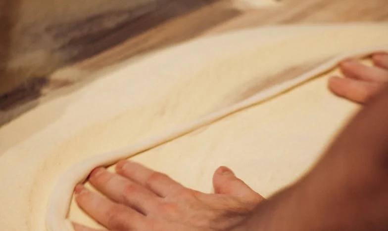 Od ośmiu miesięcy oddaję połowę pensji rodzicom na remont domu. Jestem na skraju wytrzymałości – czy naprawdę jestem im to winien?