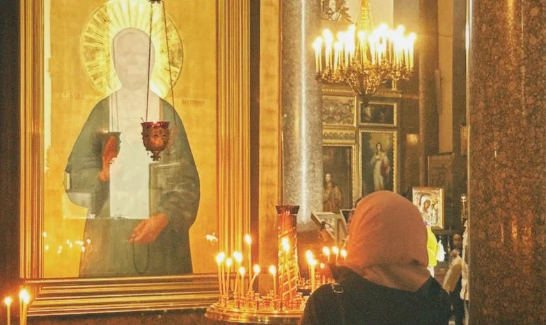 Wyrzuciłam syna i jego żonę z mieszkania – dopiero wtedy odzyskałam siebie. Moja spowiedź matki, która przez lata żyła w poczuciu winy