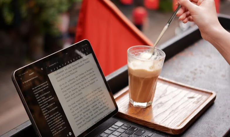 "Lodówka to nie restauracja!" – Jak moja córka i jej "przyjaciele" doprowadzili mnie do łez. Wyznanie polskiej matki