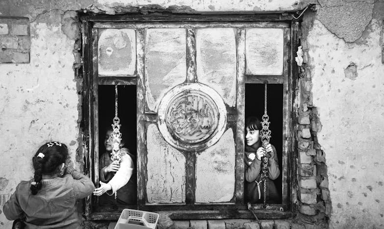 Niechciana córka – historia, której nikt nie chciał słuchać. Czy można pokochać siebie, gdy własna rodzina cię odrzuca?