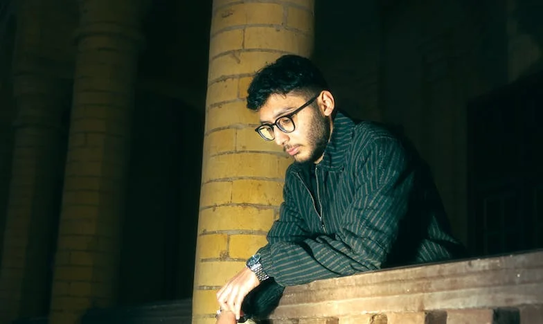 Pod powierzchnią: Moje życie w cieniu męża – czy można odzyskać siebie po latach milczenia?