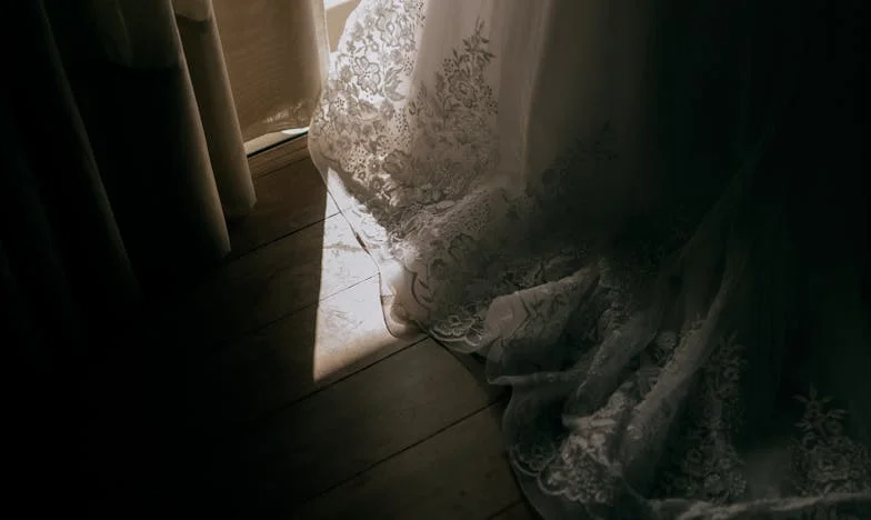 Zatrzaśnięte drzwi, zatrzaśnięte serce: Opowieść matki, która straciła wszystko dla syna