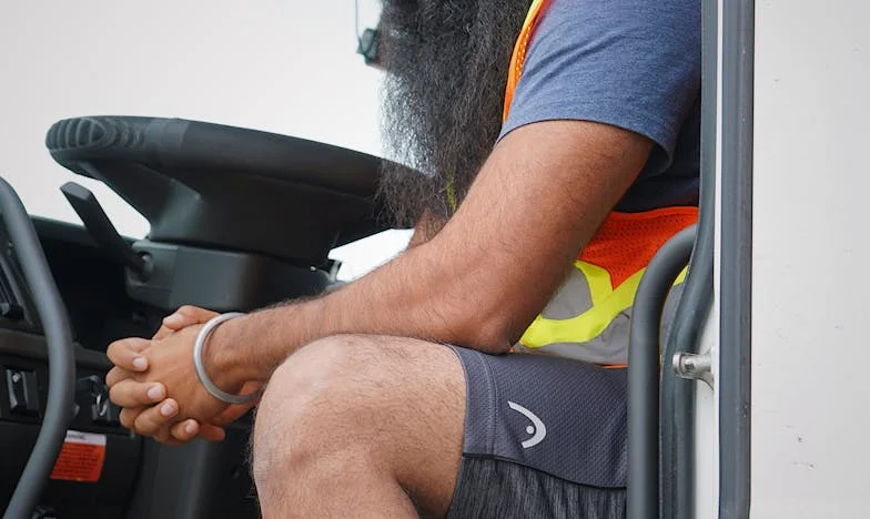 Dwóch bezdomnych chłopców błagało o jedzenie – to, co zrobił potem milioner, wstrząsnęło całą salą