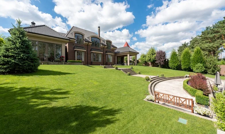 Milioner zainstalował ukryte kamery, by śledzić nową nianię. To, co odkrył o własnym synu, wstrząsnęło nim do głębi.