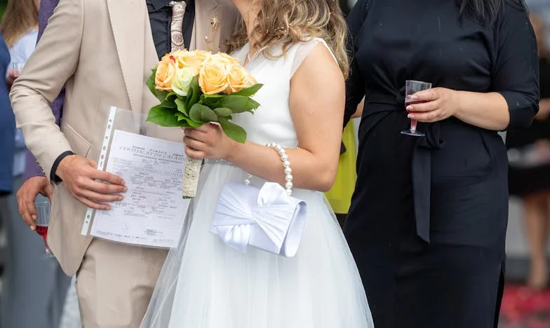 Nieprawda pod jednym dachem: Opowieść o siostrzanej miłości i zdradzie